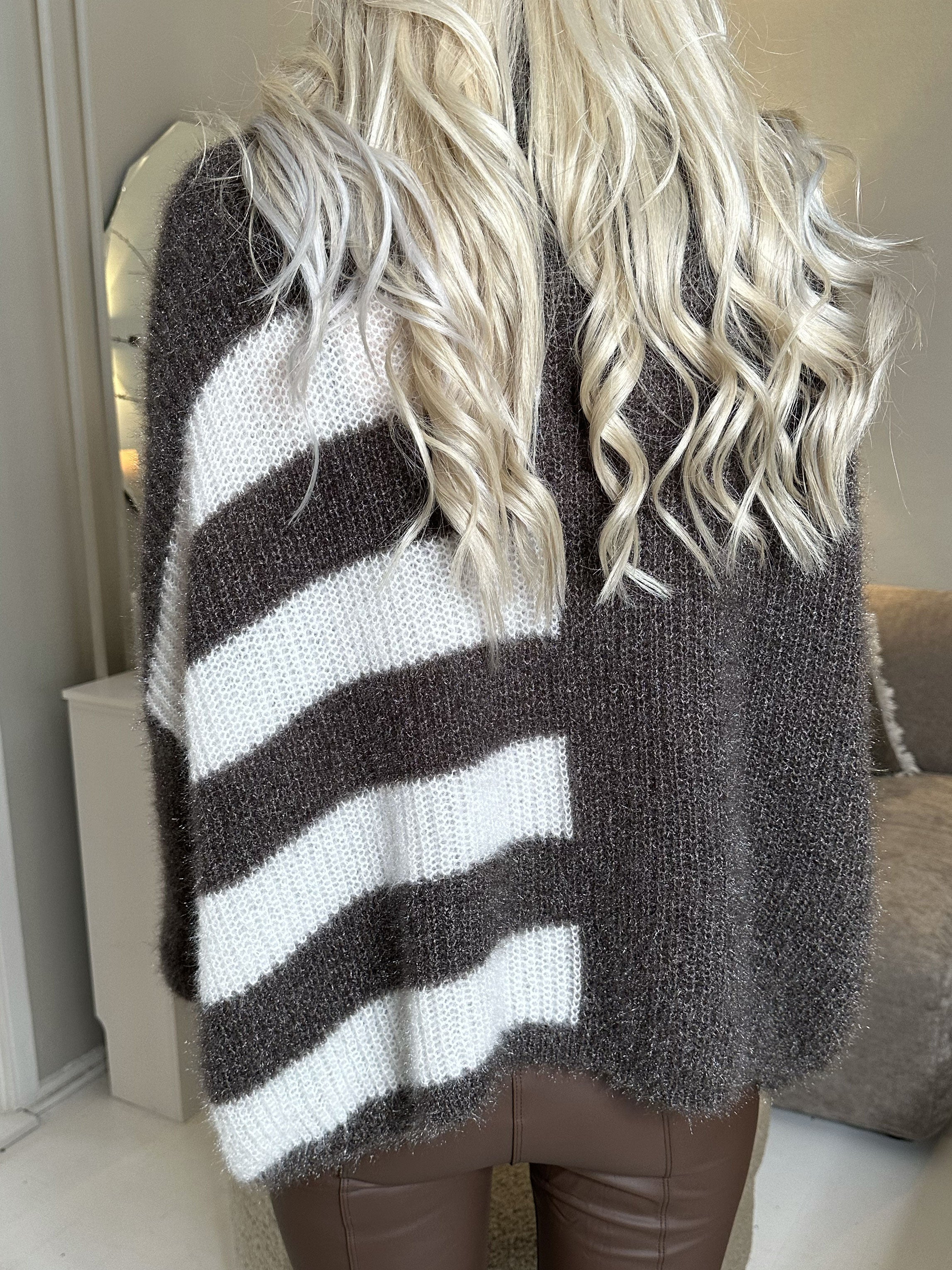 Tess - Söt fluffig stickning med ränder